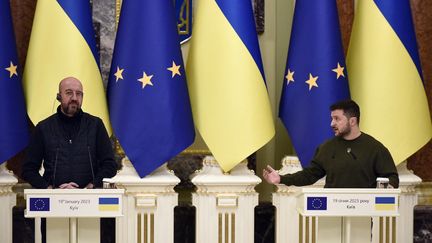 Le président du conseil Européen Charles Michel et le président ukrainien Volodymyr Zelensky, le 19 janvier 2023, à Kiev. (RUSLAN KANIUKA / NURPHOTO / AFP)