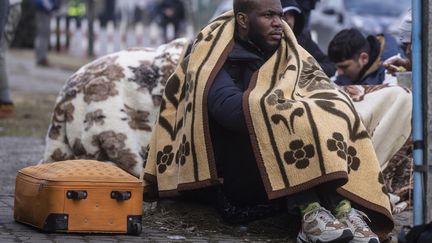 Un étudiant originaire d'Afrique attend à la frontière entre l'Ukraine et la Pologne, à Medyka, le 27 février 2022. (WOJTEK RADWANSKI / AFP)