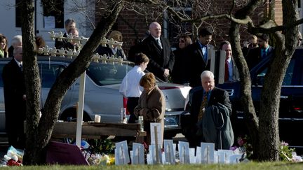 Les obs&egrave;ques d'une petite fille&nbsp;de 6 ans, tu&eacute;e&nbsp;dans son &eacute;cole Sandy Hook de Newtown&nbsp;(Connecticut), le 20 d&eacute;cembre 2012. (MAXPPP)