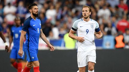 Olivier Giroud et Harry Kane durant un match amical entre la France et l'Angleterre, le 5 décembre 2017 au Stade de France. (FRANCK FIFE / AFP)