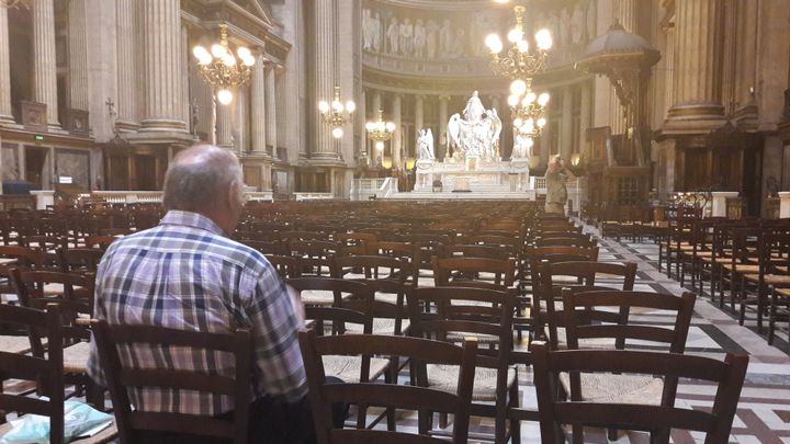 Dans l'église de la Madeleine, la température est de 23°C : c'est un havre de paix pour les touristes et les parisiens.&nbsp; (Mathilde Lemaire - franceinfo)