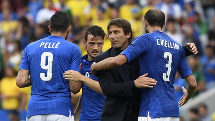 Le sélectionneur italien Antonio Conte félicite ses joueurs après la victoire contre la Suède (1-0), vendredi 17 juin 2016 à Toulouse (Haute-Garonne), lors des poules de l'Euro. (JONATHAN NACKSTRAND / AFP)