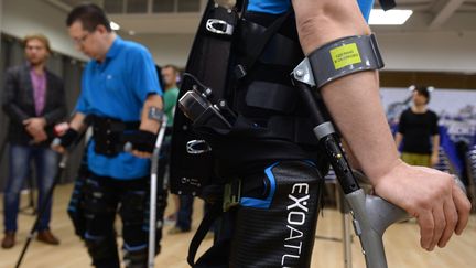 Un exosquelette présenté à Moscou (Russie), le 13 juillet 2016. (MAKSIM BLINOV / SPUTNIK / AFP)