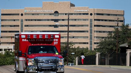 L'h&ocirc;pital presbyt&eacute;rien de Dallas (texas, Etats-Unis)&nbsp;o&ugrave; est hospitalis&eacute; le premier malade d'Ebola hors d'Afrique, le 4 octobre 2014. (JOE RAEDLE / GETTY IMAGES NORTH AMERICA / AFP)