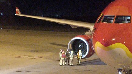 Les secours arrivent après l'atterrissage d'urgence d'un avion d'AirAsia en Australie, le 4 juillet 2017. (CALVIN BOON / AFP)