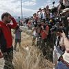 J&eacute;r&ocirc;me Kerviel s'adresse &agrave; la presse, &agrave; Vintimille, en Italie, samedi 17 mai 2014.&nbsp; (JEAN-PAUL PELISSIER / REUTERS )