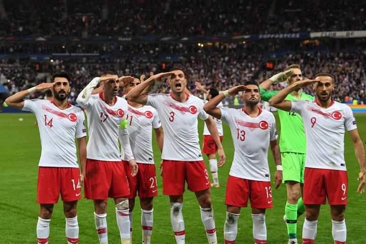 A la fin du match contre la France, les Turcs ont réalisé un salut militaire, le 14 octobre 2019 au Stade de France à Saint-Denis (Seine-Saint-Denis). (ALAIN JOCARD / AFP)