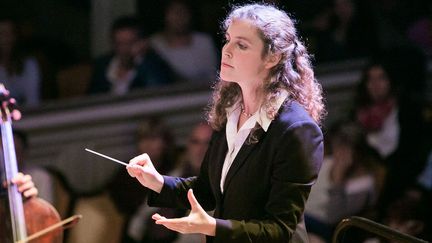 Corinna Niemeyer dirige l'Orchestre Colonne à la Salle Gaveau le 23 septembre dernier. 
 (Thomas Bartel.)