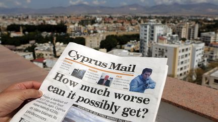 "Jusqu'o&ugrave; cela peut-il empirer ?", demande un journal chypriote, le 12 avril 2013, apr&egrave;s une nouvelle demande d'assistance europ&eacute;enne. (PATRICK BAZ / AFP)