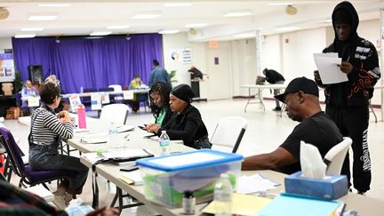 Des électeurs américains dans un bureau de Milwaukee (Wisconsin), le 5 novembre 2024. (ALEX WROBLEWSKI / AFP)