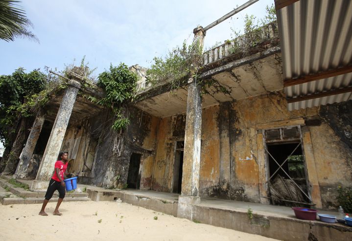 Vue sur un ancien bâtiment colonial de la ville de Grand-Bassam en Côte d'Ivoire, en l'occurrence le tribunal. "Première capitale de Côte d’Ivoire, la ville de Grand-Bassam est un exemple urbain colonial de la fin du XIXe siècle et de la première partie du XXe siècle", rapporte le site de l'Unesco, qui a classé le site au Patrimoine mondial. Le site classé comprend aussi le village de pêcheurs africain de N'zima. (REUTERS - THIERRY GOUEGNON / X01735)