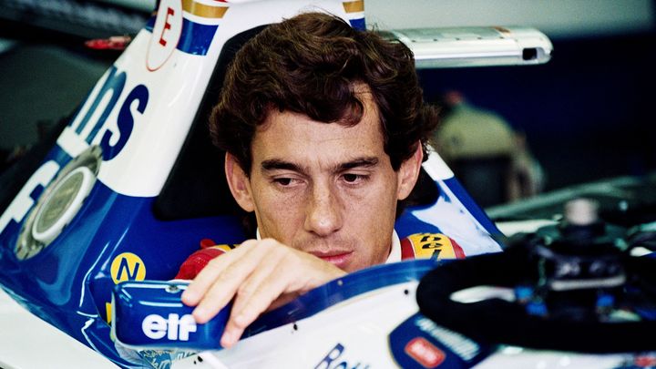 Le Brésilien Ayrton Senna, au volant de la Williams, avant le départ du Grand Prix de Saint-Marin le 1er mai 1994 sur le circuit d'Imola, où il fut victime d'un accident mortel.  (JEAN-LOUP GAUTREAU / AFP)