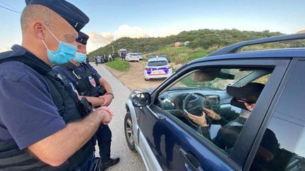 La police nationale d'Ajaccio et les CRS de Corse en opération de contrôle du respect des règles du confinement sur la route des îles Sanguinaires en Corse, le 11 novembre 2020. (MARC BERTRAND / FRANCE-BLEU FREQUENZA MORA)