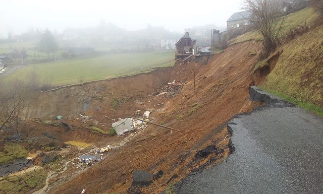 La route effondr&eacute;e pr&egrave;s du hameau d'Aranou, sur la commune de Gazost (Hautes-Pyr&eacute;n&eacute;es), le 2 mars 2015. ( RÉGIS COTHIAS / FRANCE 3 MIDI-PYRÉNÉES)