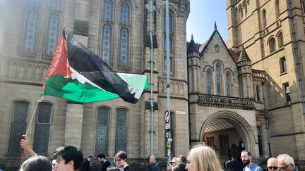 Uhne manifestation d'étudiants à l'université de Manchester en soutien aux Palestiniens. (RICHARD PLACE / RADIO FRANCE)