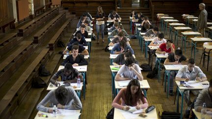 Des lyc&eacute;ens passent l'examen du baccalaur&eacute;at au lyc&eacute;e Jacques-Decour, &agrave; Paris, le 16 juin 2014. (FRED DUFOUR / AFP)