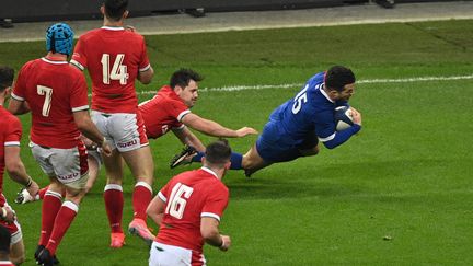 Brice Dulin marque l'essai de la victoire française face au pays de Galles, le 20 mars 2021 au Stade de France (ANNE-CHRISTINE POUJOULAT / AFP)