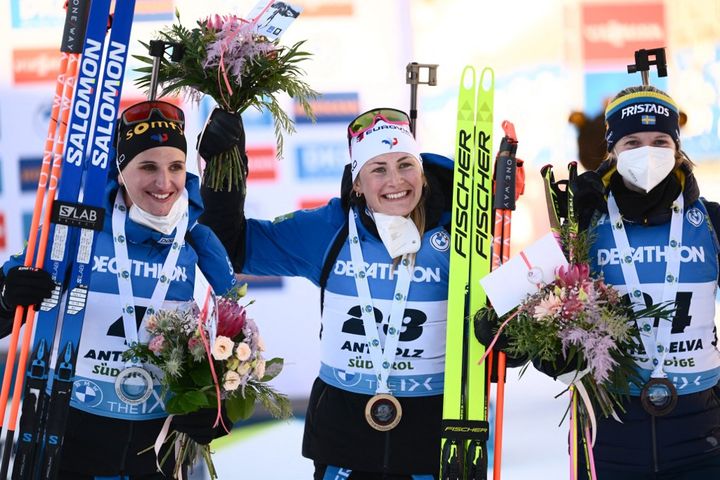 Les biathlètes françaises Julia Simon (à gauche) et Justine Braisaz-Bouchet (au centre) lors de l'individuel d'Antholz-Anterselva, le 21 janvier 2022. (MARCO BERTORELLO / AFP)