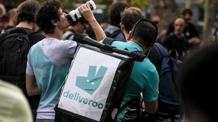 Les livreurs Deliveroo se mobilisent mercredi 7 juillet, pour la deuxième fois en une semaine, pour protester contre la nouvelle grille tarifaire. (VINCENT ISORE / MAXPPP)