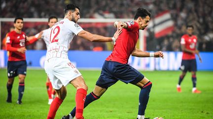 Le Lillois José Fonte au duel avec Rafa Mir lors de LOSC-FC Séville en Ligue des champions, le 20 octobre 2021. (MATTHIEU MIRVILLE / MATTHIEU MIRVILLE)