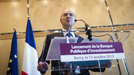 Le ministre de l'Economie, Pierre Moscovici, lors d'une conf&eacute;rence de presse sur la Banque publique d'investissement, le 17 octobre 2012 &agrave; Paris. (FRED DUFOUR / AFP)