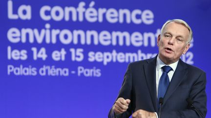 Le Premier ministre Jean-Marc Ayrault prononce le discours de cl&ocirc;ture de la conf&eacute;rence environnementale le 15 septembre 2012 &agrave; Paris. (KENZO TRIBOUILLARD / AFP)