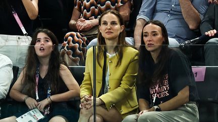 L'actrice américano-israélienne Natalie Portman (au centre) assiste à la finale de l'équipe féminine de gymnastique artistique lors des Jeux olympiques de Paris 2024, dans les tribunes de l'Arena Bercy, à Paris, le 30 juillet 2024. (ANNE-CHRISTINE POUJOULAT / AFP)