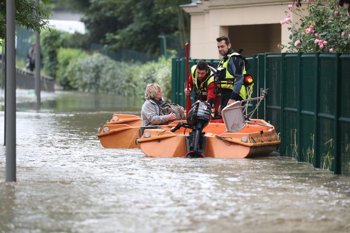 Les pompiers interviennent en bateau pour venir en aide aux habitants de Longjumeau (Essonne), le 2 juin 2016. (KENZO TRIBOUILLARD / AFP)