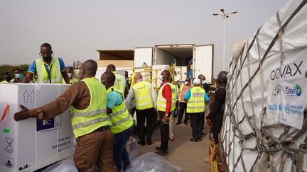 Des vaccins contre le Covid-19 arrivent au Ghana&nbsp;via le dispositif Covax d'aide à la vaccination dans le monde, le 24 février 2021. (KOFI ACQUAH / UNICEF / HANDOUT / MAXPPP)