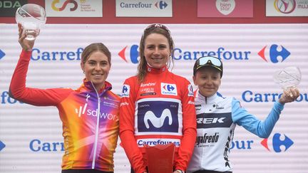 Annemiek van Vleuten, entourée de Demi Vollering (à g.) et Gaia Realini sur le podium de la Vuelta, le 7 mai 2023. (MIGUEL RIOPA / AFP)