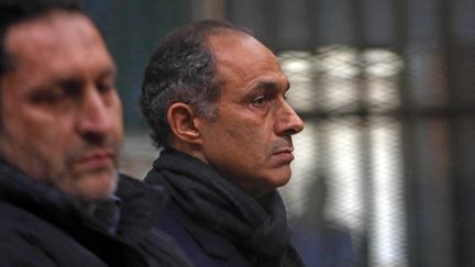 Alaa et Gamal Moubarak, fils de l'ancien président égyptien Hosni Moubarak poursuivis pour des manipulations boursières présumées, lors d'une audience au palais de justice de l'Académie de police du Caire, le 22 février 2020. (AFP)