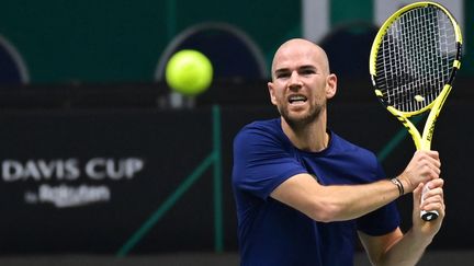 Adrian Mannarino en Coupe Davis face à Daniel Evans à Innsbruck (Autriche), le 27 novembre 2021. (JOE KLAMAR / AFP)