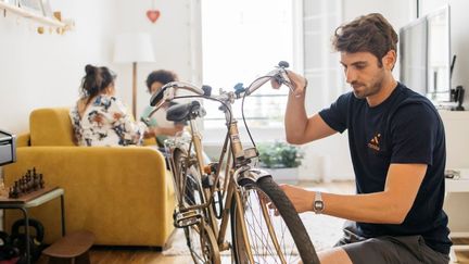 Un réparateur intervient au domicile du propriétaire d'un vélo pour le remettre en état. Photo d'illustration.
 (CYCLOFIX)