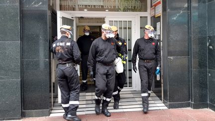 La UME (Unidad Militar de Emergencias) désinfecte la maison de retraite Nuestra Senora del Rosario,&nbsp;à Torrejon de Ardoz, à une vingtaine de kilomètres de Madrid. (MARIE-PIERRE VÉROT / REDACTION INTERNATIONALE / RADIO FRANCE)