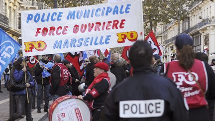 Des policiers municipaux manifestent &agrave; Marseille (Bouches-du-Rh&ocirc;ne), le 4 d&eacute;cembre 2012. (BORIS HORVAT / AFP)