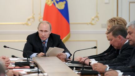 Le pr&eacute;sident russe, Vladimir Poutine, lors d'une r&eacute;union avec les membres du Conseil de s&eacute;curit&eacute; russe, le 9 septembre 2013 &agrave; sa r&eacute;sidence de Novo-Ogaryovo, pr&egrave;s de Moscou (Russie). (MICHAEL KLIMENTYEV / RIA NOVOSTI / AFP)