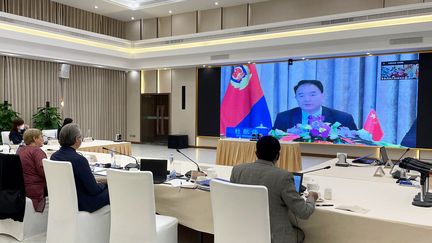 La&nbsp;Haute-commissaire de l'ONU chargée des droits de l'Homme, Michelle Bachelet, s'entretient en Chine avec le vice ministre chinois de la santé publique, le 24 mai 2022.&nbsp; (HANDOUT / OHCHR / AFP)