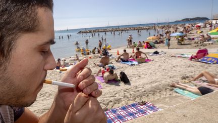 Le Mexique interdit la cigarette sur les plages. Photo d'illustration. (SPEICH FREDERIC / MAXPPP)