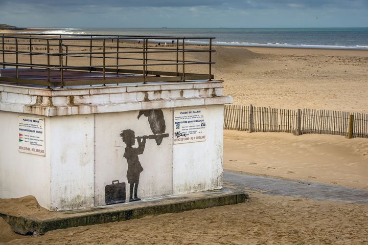 Un œuvre de Banksy à Calais (Pas-de-Calais), le 29 décembre 2015.&nbsp; (PHILIPPE HUGUEN / AFP)