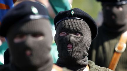 Des membres de l'IRA V&eacute;ritable d&eacute;filent &agrave; Londonderry (Irlande du Nord), le 25 avril 2011. (PETER MORRISON / AP / SIPA)