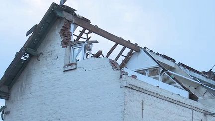 Des habitants de villes touchées par des catastrophes météorologiques se retrouvent avec des maisons sans toit. Ils ne peuvent plus s'abriter dans leurs habitations. (FRANCE 2)