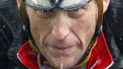 Lance Armstrong, lors d'une &eacute;tape pluvieuse du Tour de Suisse, le 18 juin 2010. (CHRISTIAN HARTMANN / REUTERS)