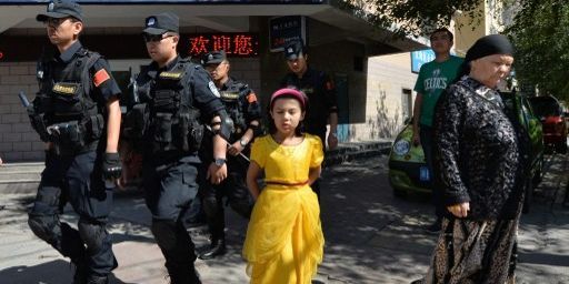 Patrouille de police dans les rues du quartier ouïghour d'Urumqi, le 29 juin 2013, après une série d'attaques terroristes dans la région du Xinjiang. (AFP/Mark Ralston)