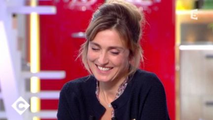 La comédienne et compagne de François Hollande Julie Gayet sur le plateau de "C à vous" &nbsp;à France 5&nbsp; (FRANCE 5)