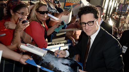 Le r&eacute;alisateur J.J. Abrams signe des autographes, le 14 mai 2013 &agrave; Hollywood, lors de la premi&egrave;re de "Star Trek Into Darkness".&nbsp; (KEVIN WINTER / GETTY IMAGES )