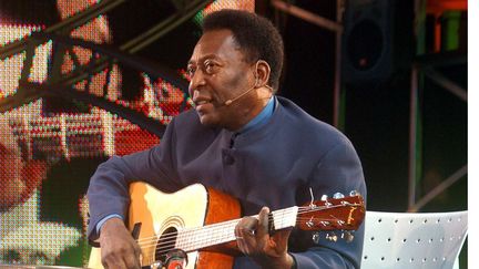 Pelé jouant de la guitare à la télévision argentine, le 15 août 2005 à Buenos Aires. (SIPA)