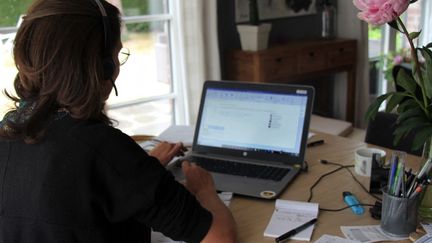 Une femme en télétravail à la maison,&nbsp;le 5 juin 2020. Photo d'illustration. (CLAIRE LEYS / RADIO FRANCE)