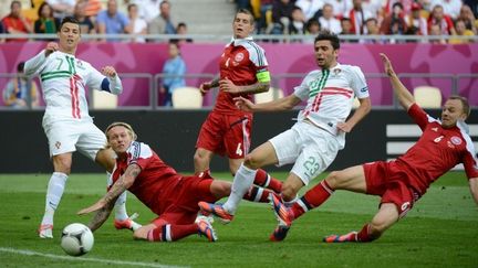 Cristiano Ronaldo (gauche en blanc) et Helder Postiga (droite) à la lutte avec le Danois Simon Kjær