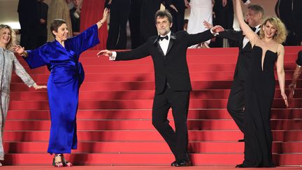 Toute l'équipe du film "Vers un avenir radieux" ("Il Sol Dell'Avvenire") a célébré la montée des marches avec une chorégraphie. Une fois arrivés à la porte du Palais des Festivals, ils se sont tous réunis autour de Nanni Moretti pour une danse, qui reprend l'une des scènes du film. (VALERY HACHE / AFP)