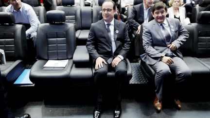 Fran&ccedil;ois Hollande (G.) et Patrick Kanner &agrave;&nbsp;l'Institut du monde arabe, &agrave; Paris, le 22 juin 2015, pour la pr&eacute;sentation du rapport sur l'engagement des jeunes. (ALLARD / POOL / MAXPPP / MAXPPP)